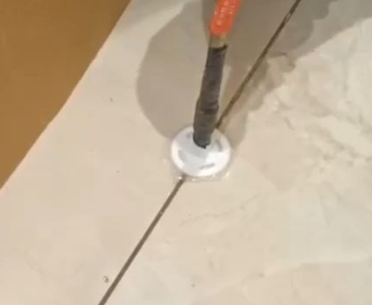 剑川瓷砖空鼓维修公司专业解答瓷砖在铺贴过程中，如果没有涂抹均匀到位的粘结材料（如水泥砂浆或瓷砖胶），可能会导致以下问题